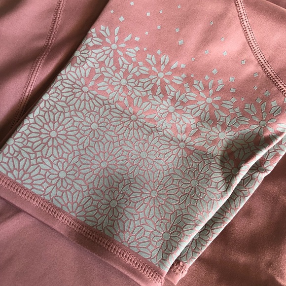 Fabletics Statement Mid-rise UltraCool 7/8 Legging - Picture 5 of 7